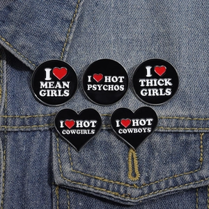 Lot de 5 pin's en émail noir avec texte blanc et cœurs rouges sur veste en jean