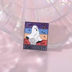 Pin's d'Halloween en émail avec fantôme humoristique et texte BOOOOOOTY pour sacs à dos