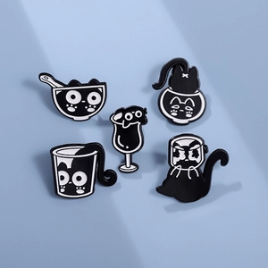 Lot de 5 pin's en émail chat noir style punk rigolo sur fond bleu clair minimaliste