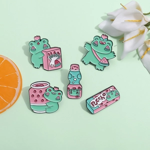 Lot de 5 pin's en émail avec grenouilles de dessin animé et motifs de pastèque