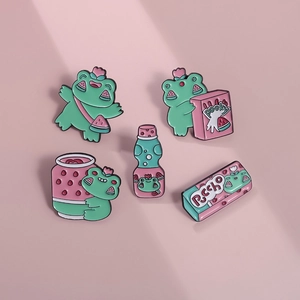 Lot de cinq épingles émaillées mignonnes avec grenouilles fraises pour vêtements