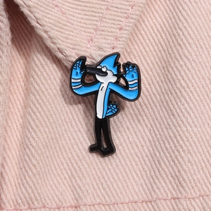 Dettaglio della spilla in smalto Mordecai di Regular Show su tessuto denim rosa