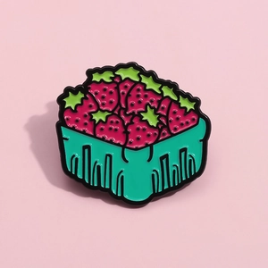Broche en émail créative panier de fraises roses et bleues pour accessoires de sac à main