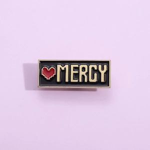 Spilla Mercy creativa in smalto con bordo dorato e cuore rosso in stile pixel art