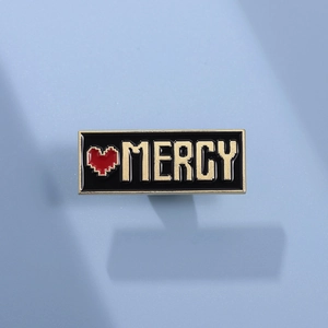 Spilla rettangolare in smalto nero con cuore pixel rosso e scritta Mercy in oro