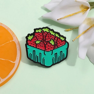 Broche en Émail Panier de Fraises Dessin Animé Badge en Alliage Peint Mignon pour Vêtements Sacs Accessoires Bijoux Femme
