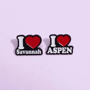 Emaille-Pins mit I Heart Savannah und Aspen Designs mit rotem Herz und Metallbeschichtung