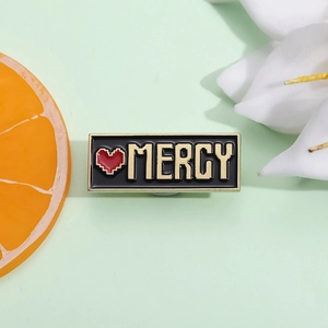 Spilla in Smalto Mercy Pixel Heart Stile UI Gioco Retrò Distintivo in Lega per Decorazione Abbigliamento Zaino Regalo per Gamer
