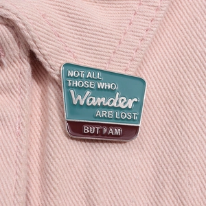 Gros plan détaillé d'un pin's en émail avec citation sur tissu en denim rose