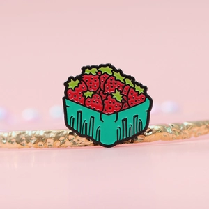 Broche en émail panier de fraises rouges avec feuilles vertes et détails ciselés