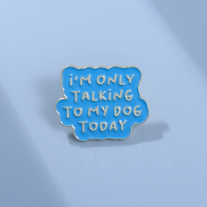 Badge en émail bleu avec texte I'M ONLY TALKING TO MY DOG TODAY et bordure dorée