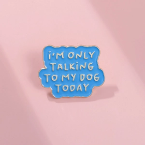 Pin's créatif en émail bleu et or avec phrase I'm Only Talking To My Dog Today humour