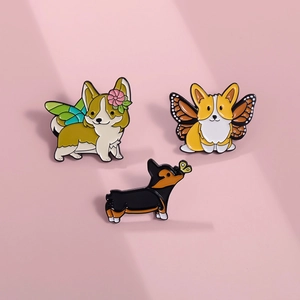 Lot de pins en émail Corgi avec des ailes et fleurs sur un fond rose pastel doux