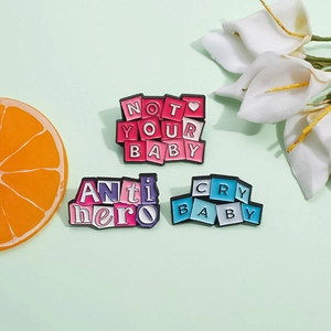 Set mit drei Pop-Art-Emaille-Pins inklusive Designs NOT YOUR BABY und CRY BABY