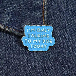 Broche en émail bleue avec texte 'I'm only talking to my dog today' sur tissu denim