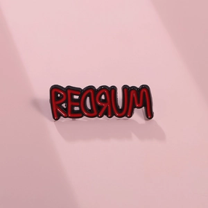 Γοτθική καρφίτσα σμάλτου Redrum με κόκκινα γράμματα που στάζουν σε μαύρη βάση