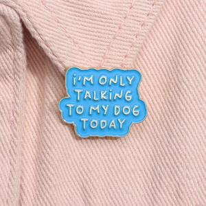 Broche en émail bleu avec texte I'm only talking to my dog today sur tissu denim rose