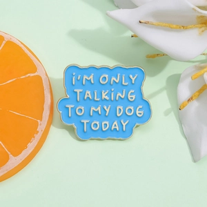 Broche nuage en émail bleu avec slogan humoristique et finitions dorées élégantes