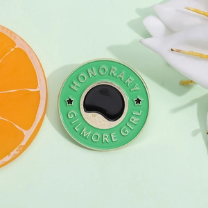 Badge émaillé vert Honorary Gilmore Girl avec bord doré et motif de tasse à café