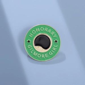 Broche ronde en émail avec texte Honorary Gilmore Girl et détails étoilés dorés