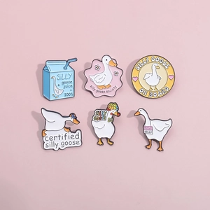 Ensemble de six broches émaillées mignonnes avec des oies rigolotes sur fond rose