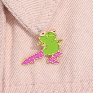 Épingle émaillée grenouille rigolote avec bottes roses pailletées sur tissu en denim