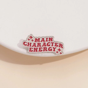 Main Character Energy Grappige Rode Letter Emaille Pin Zinklegering Broche Badge Voor Kleding Tassen Sieraden Decoratie Cadeau