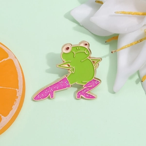 Détail d'un pin's grenouille rigolo portant des bottes roses pailletées et bords dorés