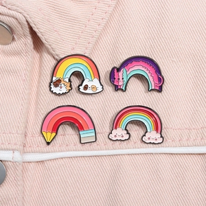 Süßes Regenbogen-Tier-Emaille-Pin-Set mit Katzen und Wolken auf rosa Jeansjackenkragen