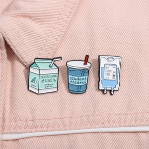 Ensemble de broches créatives pour étudiants en médecine sur fond en denim rose