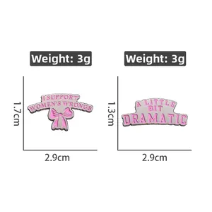 Broches nœud en émail rose avec slogans I Support Womens Wrongs et A Little Bit Dramatic