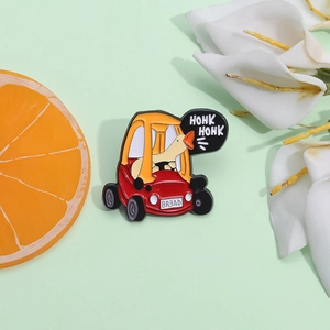 Détail du pin's émaillé canard conduit un tracteur avec texte HONK HONK sur fond vert