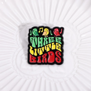 Detailansicht der Emaille-Vogel-Brosche mit Three Little Birds Kunst und Noten
