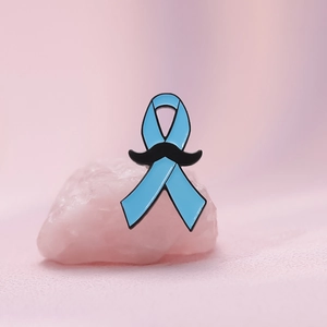 Épingle en émail ruban bleu clair avec moustache noire sur pierre de cristal