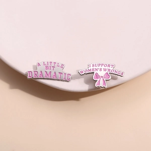 Lot de pins en émail rose avec slogans A Little Bit Dramatic et I Support Women's Wrongs