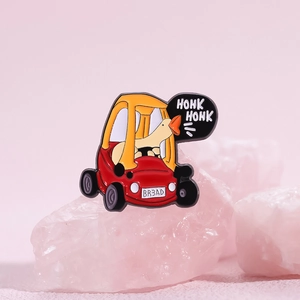 Broche en émail canard rigolo conduisant une voiture jouet rouge avec bulle de texte