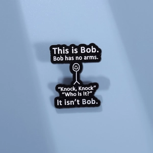 Freche This is Bob Emaille-Anstecknadel mit lustigem Text auf blauem Hintergrund