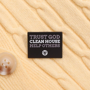 Macro d'une broche en métal rectangulaire avec texte Trust God Clean House Help Others