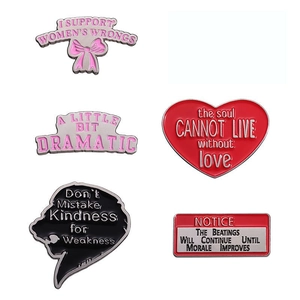 Broche Pin en Alliage Émaillé Mode Pendulaire Rose Rouge Cœur Nœud Lettrage Badge en Métal pour Vêtements Sacs Bijoux