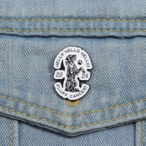Lustiger Emaille-Anstecker Hund mit 2024 Text auf Denim-Stoff Hintergrund