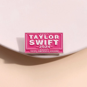 Broche émaillée Taylor Swift rose avec slogan Save America Again et bordure en métal argenté
