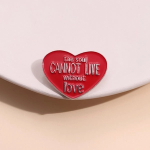 Broche en émail rouge en forme de cœur avec citation the soul CANNOT LIVE without love