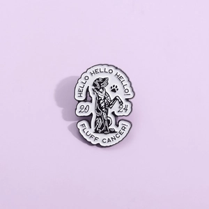 Detail der süßen Hunde-Emaille-Anstecknadel mit HELLO-Text und Fluff-Cancer-Slogan auf Lila