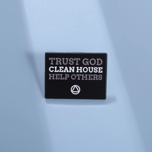 Détail du pin's rectangulaire en émail avec citation de motivation Trust God