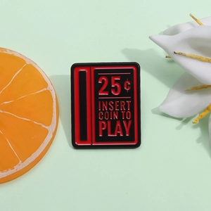 Spilla smaltata retrò arcade rossa con testo per inserire moneta da 25 cent