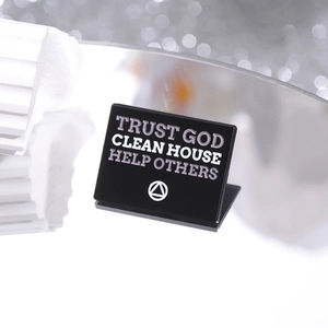 Broche en émail noir avec texte Trust God Clean House Help Others et logo géométrique