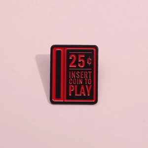Dettaglio di una spilla smaltata rossa vintage con design di inserimento moneta arcade