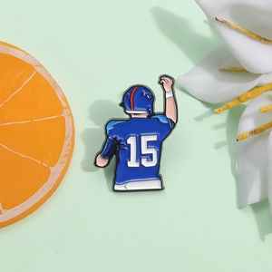 Broche en émail joueur de football américain bleu numéro 15 sur fond vert