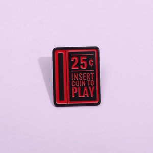 Spilla in Smalto a Forma di Fessura per Monete di Arcade Retrò 25 Centesimi Inserire Moneta Distintivo in Lega Gioielli Gamer