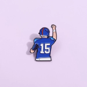 Vue détaillée d'une épingle en émail avec un joueur de football américain bleu numéro 15